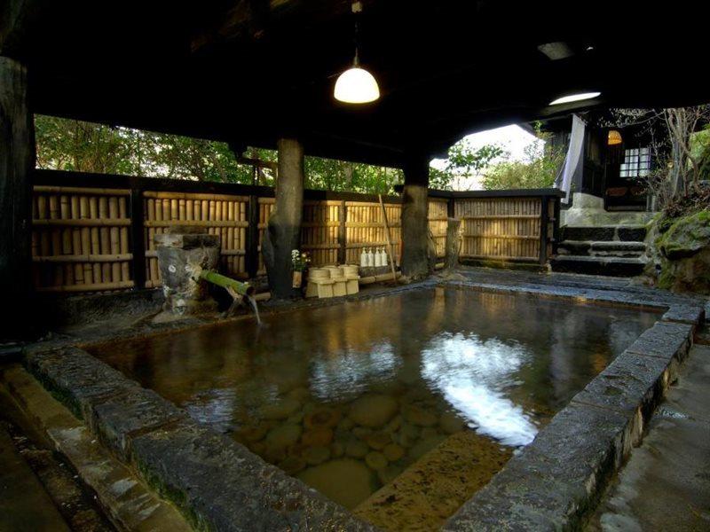 Отель Kurokawa Onsen Yama No Yado Shinmeikan Минамиогуни Экстерьер фото