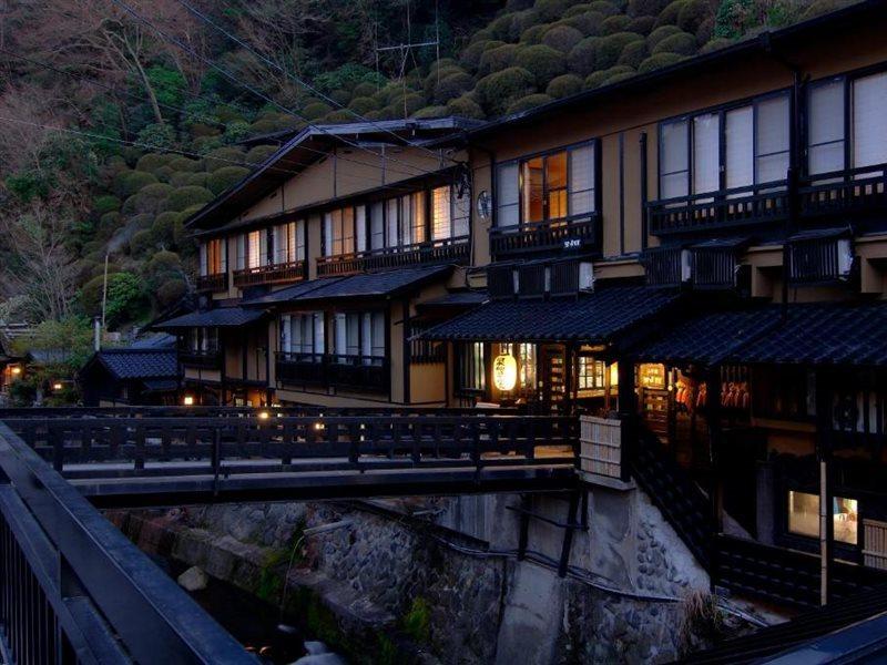 Отель Kurokawa Onsen Yama No Yado Shinmeikan Минамиогуни Экстерьер фото