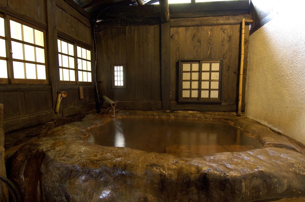 Отель Kurokawa Onsen Yama No Yado Shinmeikan Минамиогуни Экстерьер фото