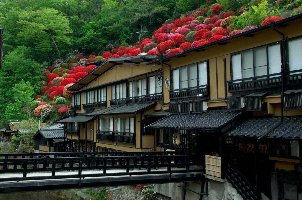 Отель Kurokawa Onsen Yama No Yado Shinmeikan Минамиогуни Экстерьер фото