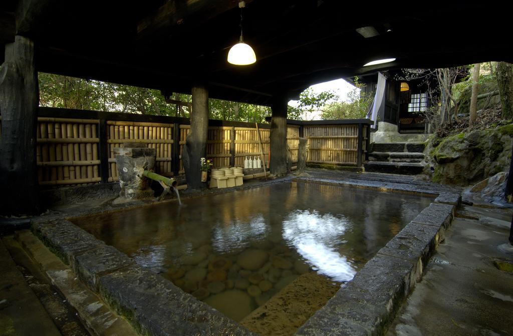 Отель Kurokawa Onsen Yama No Yado Shinmeikan Минамиогуни Экстерьер фото