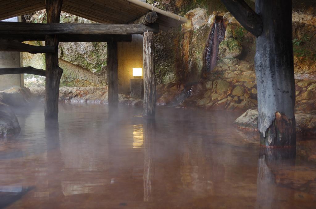 Отель Kurokawa Onsen Yama No Yado Shinmeikan Минамиогуни Экстерьер фото